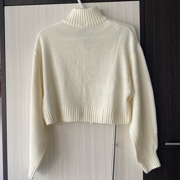 H&M Cropped Beige Zip Up Sweater - Picture 2 of 3